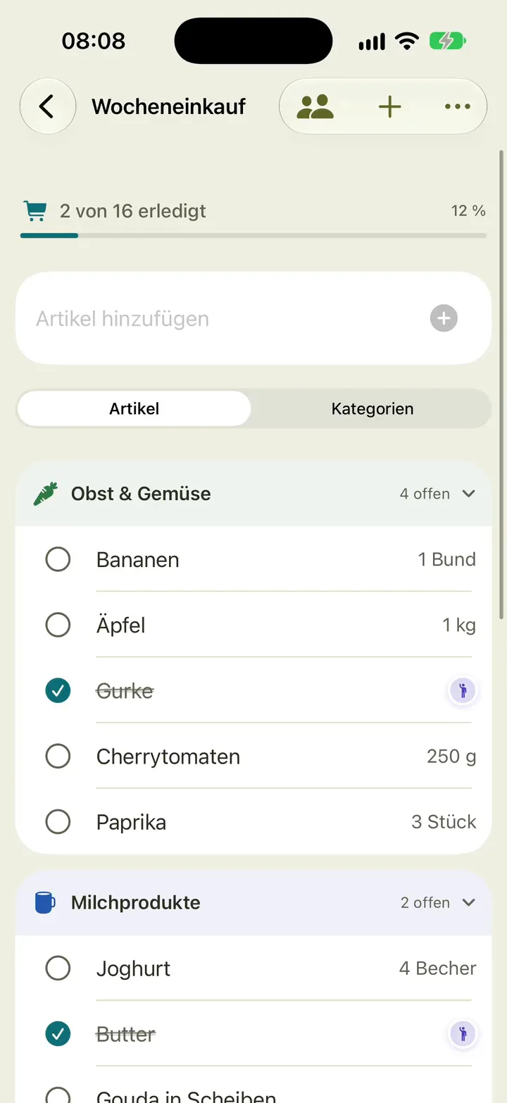 Der Wocheneinkauf: Bananen, Äpfel, Cherrytomaten und Paprika werden nacheinander abgehakt, der Fortschritt steigt von 2 auf 6 von 16. Gurke und Butter tragen Lenas Gesicht — sie hat sie schon besorgt.