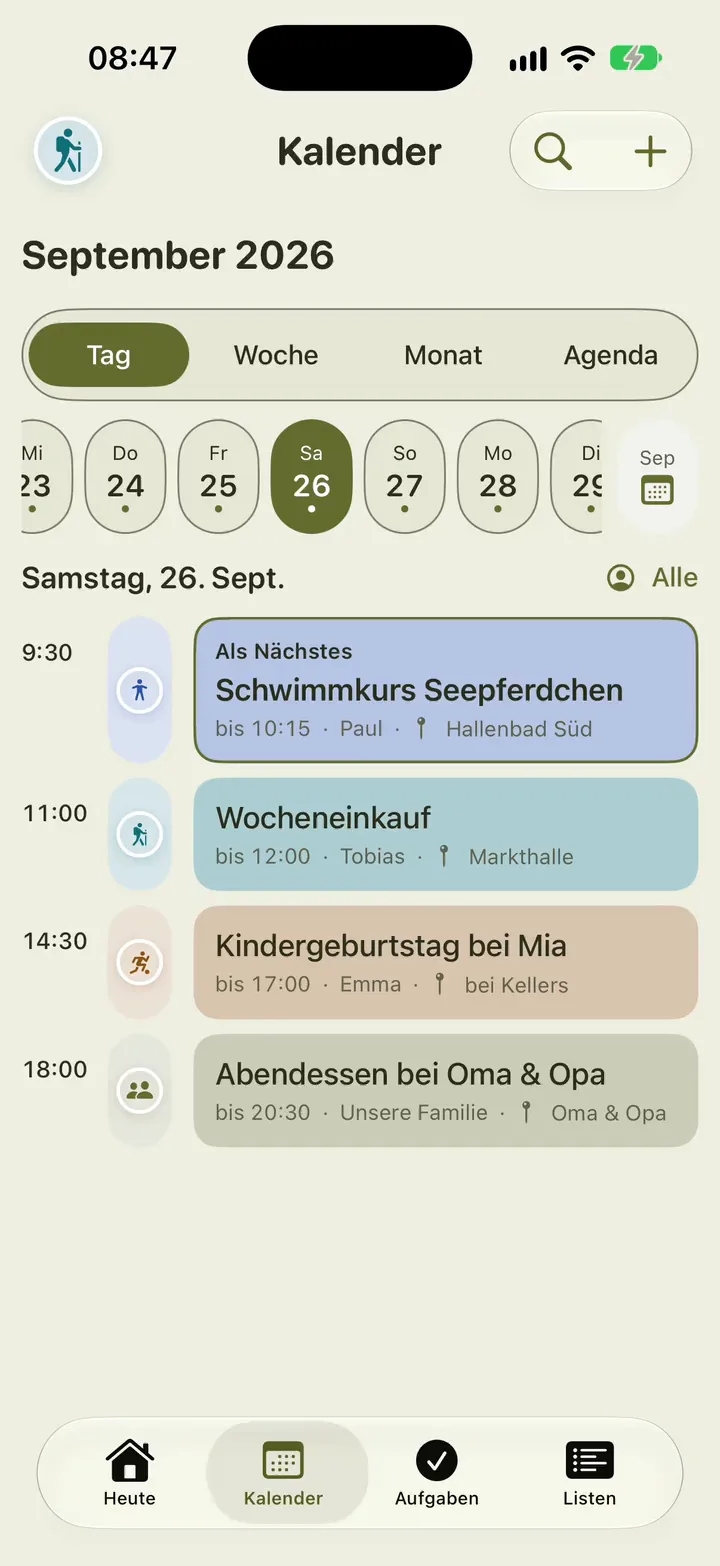 Der Familienkalender: von der Tagesansicht mit Schwimmkurs, Wocheneinkauf und Kindergeburtstag in die Woche, jeder Termin in der Farbe seiner Person, dann in den vollen Monat.