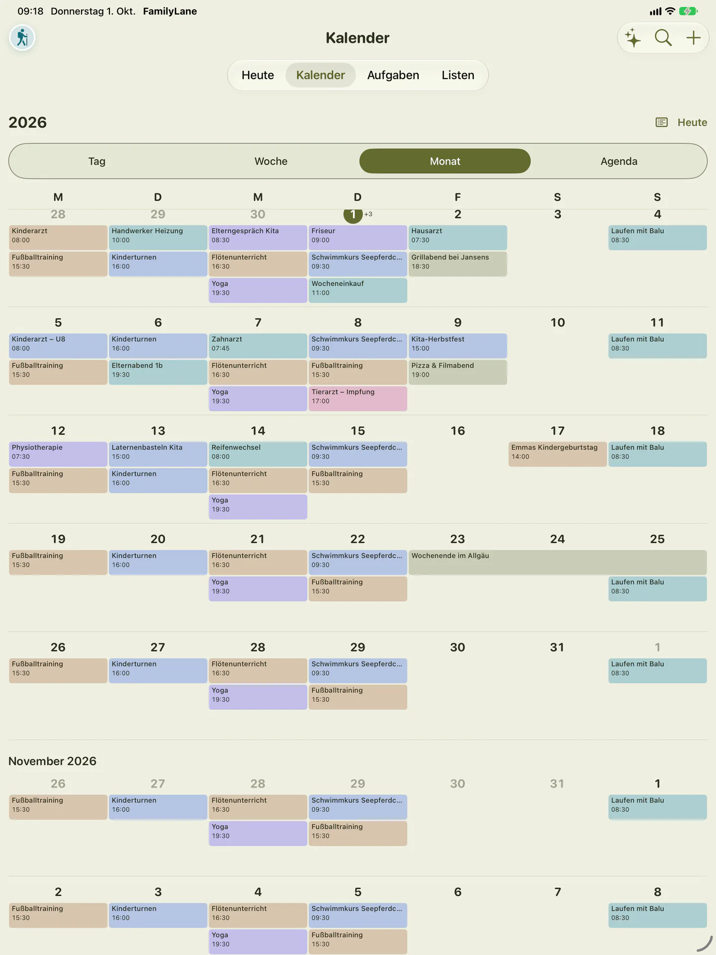 Der Monatskalender auf dem iPad: fünf Wochen mit vollständigen Terminnamen in den Farben von Tobias, Lena, Emma und Paul.
