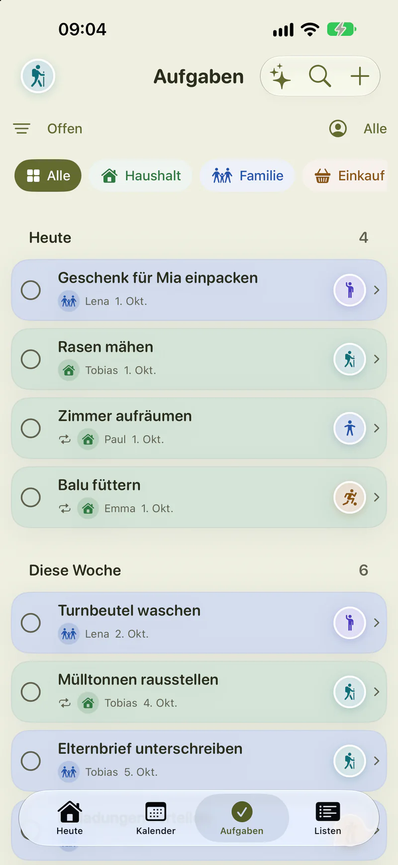 Die Aufgabenliste mit Filtern nach Kategorie: heute Geschenk für Mia einpacken, Rasen mähen, Zimmer aufräumen und Balu füttern, diese Woche Turnbeutel waschen und Mülltonnen rausstellen — jede Aufgabe mit Person und Datum.