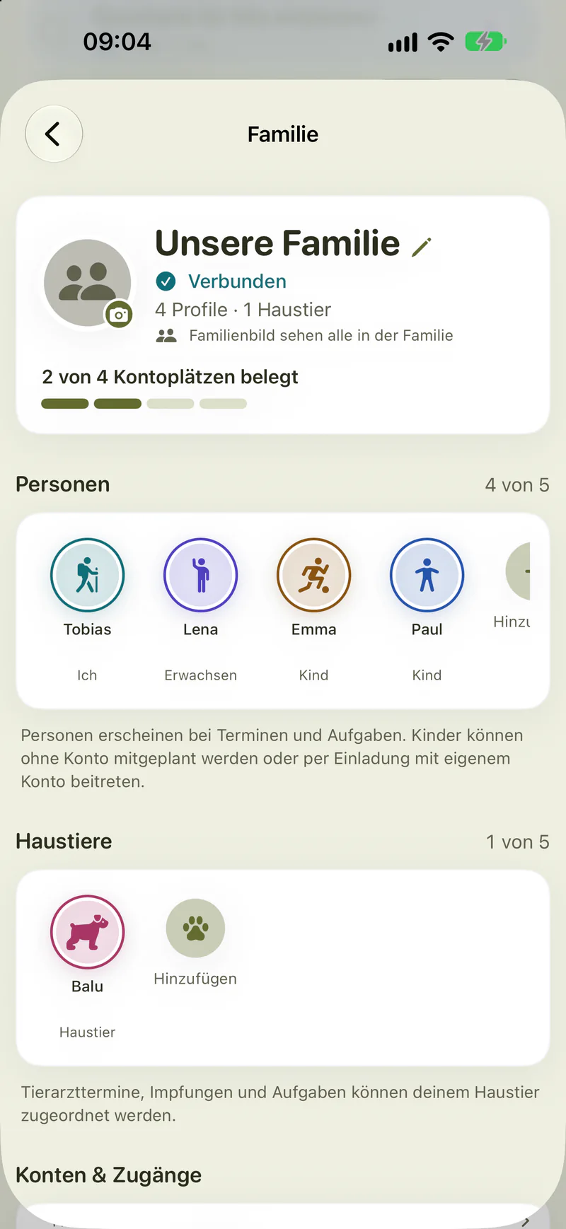 Die Familie: Tobias, Lena, Emma und Paul mit ihren Farben, dazu Hund Balu als Haustier. „2 von 4 Kontoplätzen belegt“.