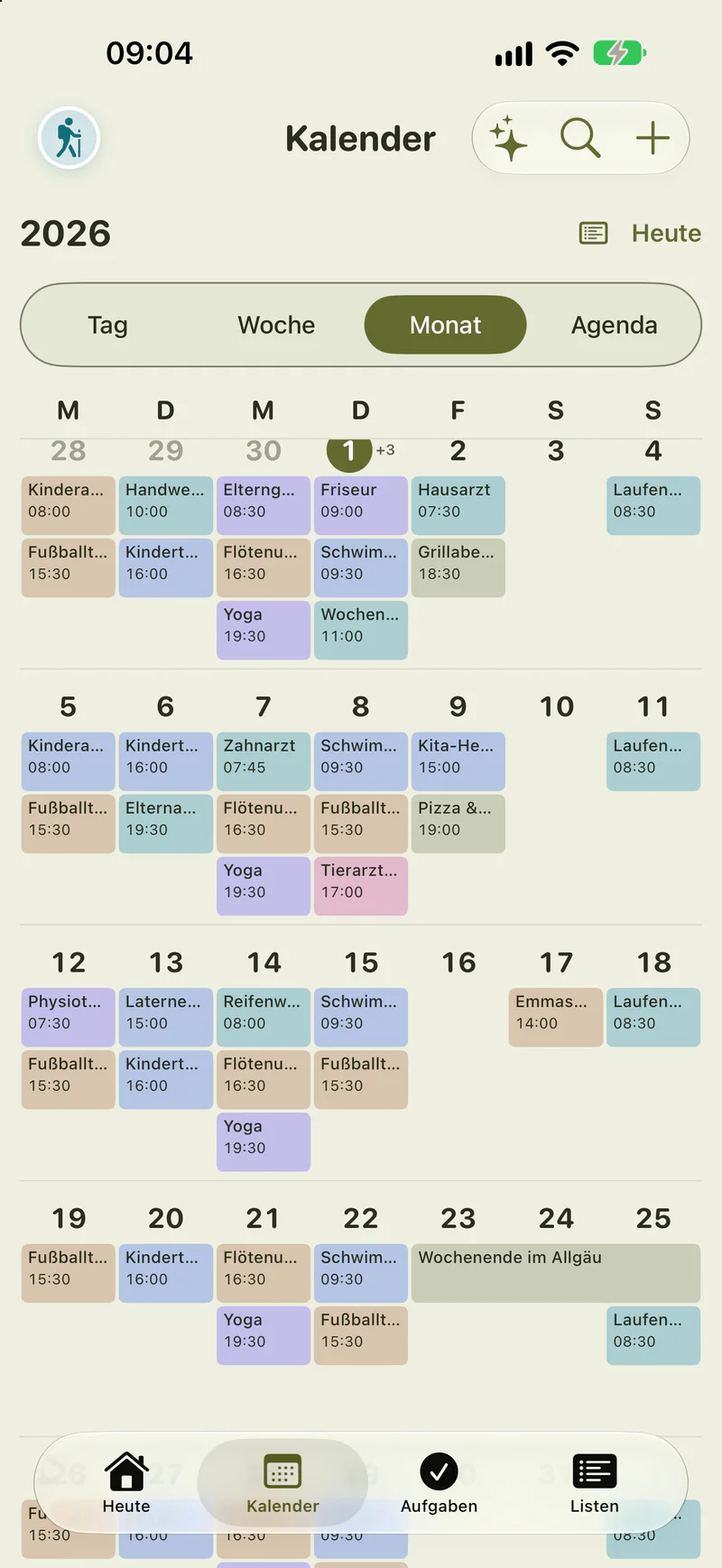Der Monatskalender im Oktober: Termine wie Kinderarzt, Schwimmkurs, Fußballtraining und Laternenbasteln, jeder in der Farbe der Person, die ihn hat.